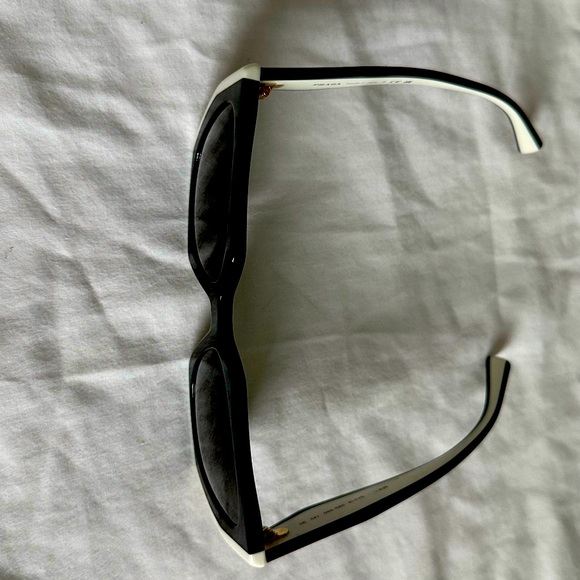 New without tag Prada sunglass excellent condition with box - Picture 5 of 7